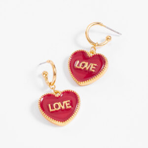 Aretes de corazón con esmalte rojo y la palabra 'love'.
