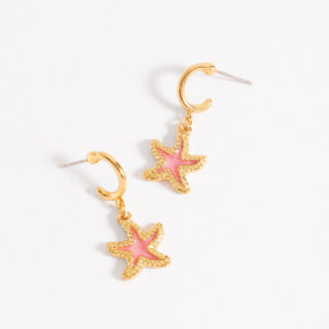 Aretes de poste con diseño de estrella de mar y esmalte rosa.