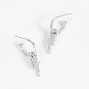 Aretes tipo arracada con dije de rayo en baño de rodio.