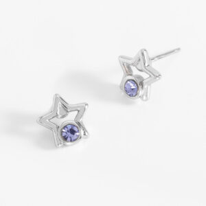 Aretes botón en baño de rodio en forma de estrella con piedra tono morado