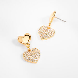 Aretes de corazón con baño de oro y cristales.