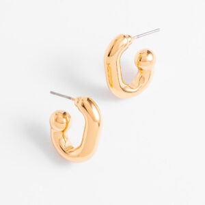 Aretes pequeños de diseño grueso con baño de oro.