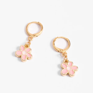 Aretes largos de niña con diseño de flor esmaltada en rosa