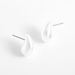 Aretes tipo botón con perlas en forma de gota.