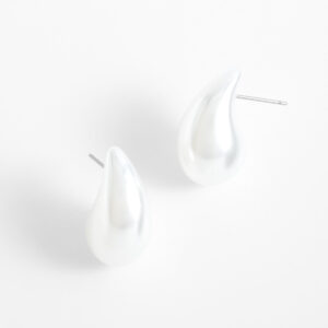 Aretes de poste con diseño de gota y perlas blancas