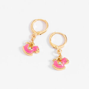 Aretes medianos en baño de oro en forma de caballito con esmalte rosa
