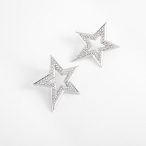 Aretes en baño de rodio con diseño estrella brillante