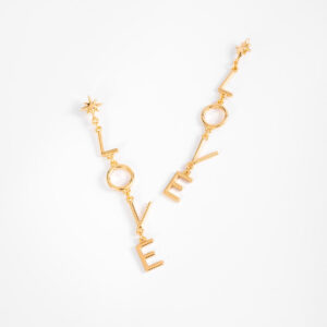 Aretes en baño de oro con diseño love colgante