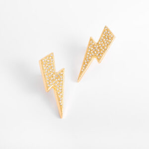 Aretes en baño de oro con diseño rayo con brillo
