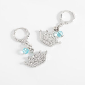 Aretes de patente con dije de corona y cuenta azul