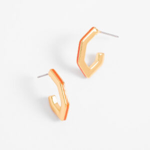 Aretes en baño de oro con diseño en tono naranja