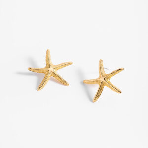Aretes de poste con diseño de estrella de mar bañados en oro.