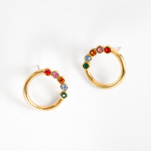 Aretes medianos de poste con cristales multicolores