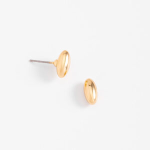Aretes de botón ovalados con baño de oro.