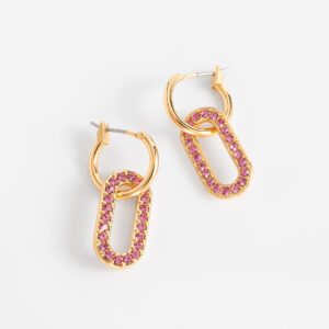 Aretes medianos de baño de oro con cristales rosas.