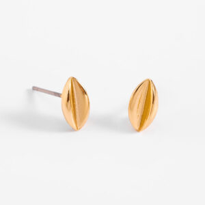 Aretes pequeños tipo botón con baño de oro