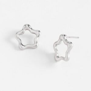 Aretes con forma de estrella de bordes ondulados.