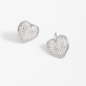 Aretes de poste en forma de corazón con cristales brillantes.