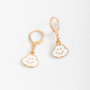 Aretes de nube sonriente con baño de oro