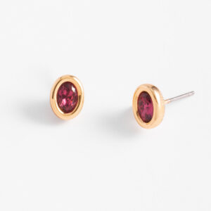 Aretes pequeños con piedra rosa ovalada en baño de oro