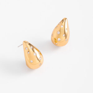 Aretes medianos de poste con baño de oro y diamonice.