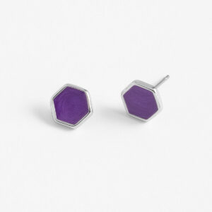 Aretes de botón hexagonales con esmalte morado