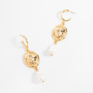 Aretes largos de poste con perlas barrocas irregulares y baño de oro.