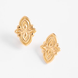 Aretes clip con baño de oro y diseño floral.