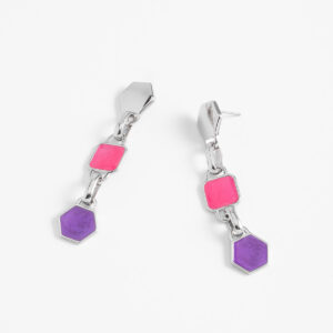 Aretes largos colgantes con esmalte fucsia y morado.