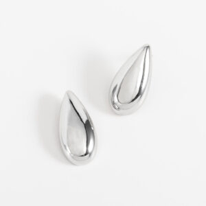 Aretes medianos estilo lágrima con baño de rodio.