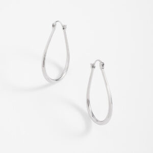 Aretes largos en forma de lágrima con baño de rodio.