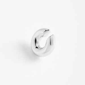Ear cuff platino con diseño minimalista.