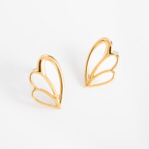 Aretes de poste con diseño de alas caladas