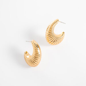 Aretes arracada de poste con diseño acanalado en baño de oro.