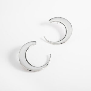 Aretes poste con diseño de aro combinan un diseño elegante.