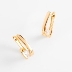 Aretes huggie con diamonice