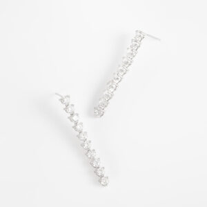Aretes largos con diamonice y baño de rodio.