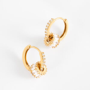 Aretes huggie con baño de oro y diamonice