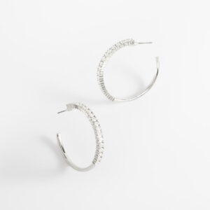 Aretes arracada con diamonice y baño de rodio.