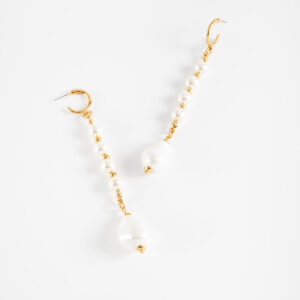 Aretes largos de perlas con baño de oro