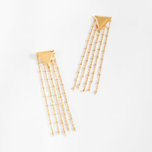 Aretes largos de poste con baño de oro y cadenas colgantes.