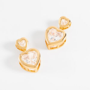 Aretes de poste con diseño de corazones apilados y diamonice.