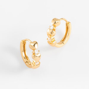 Aretes huggie con diseño de corazones y diamonice.