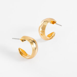Aretes tipo arracada con baño de oro y diseño texturizado.