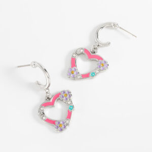 Aretes medianos con corazón esmaltado y detalles florales.