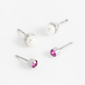 Aretes pequeños con perlas y piedras fucsia.
