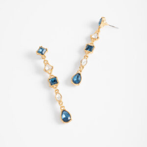 Aretes largos con piedras azules y cristales.