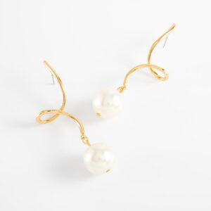 Aretes largos de poste con perlas y diseño en espiral