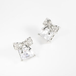 Aretes de poste con diseño de moño y diamonice.