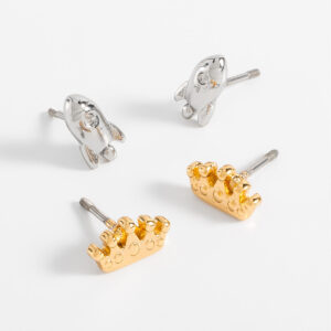 Aretes dúo infantiles con diseño de cohete y corona en acabado bitono.